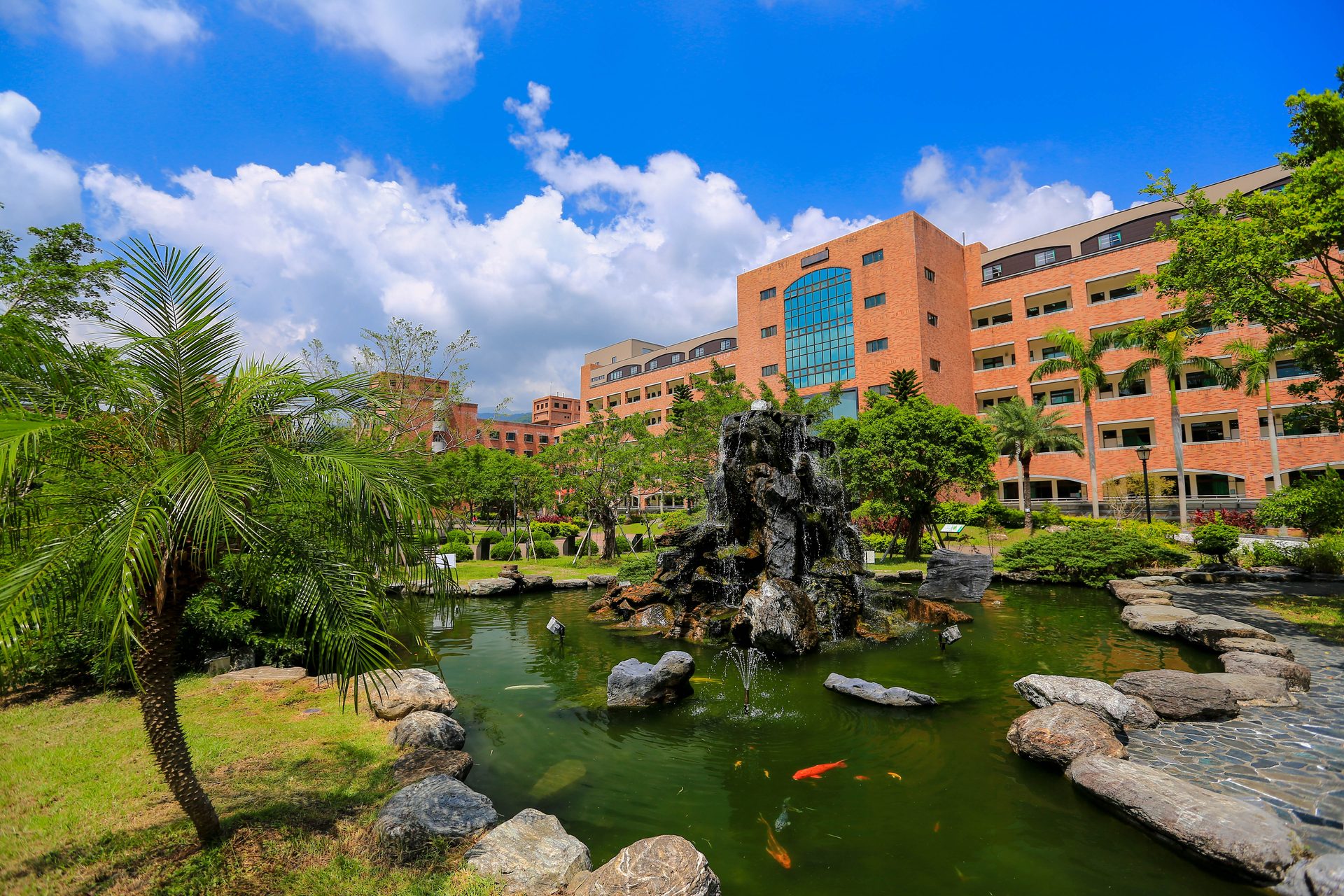 慧燈中學 花園校園
